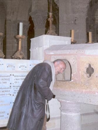 Grafmonument Volgens de legende staken de "Bredins" (= geestelijk gehandicapten) hun hoofd in het ronde gat aan de zijkant van de sarcofaag om zo hun genezing te verkrijgen. Vandaar het grafmonument "débrédinoir"heet.
