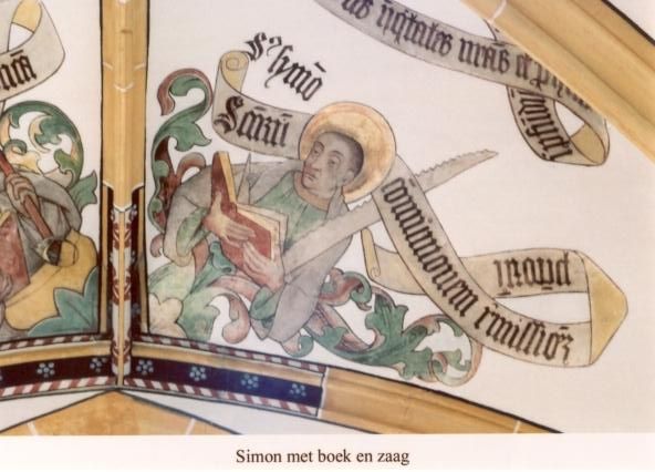 Simon met zaag (en boek) en banderol: 'Sanctorum communionem remissionnem peccatorum' (de gemeenschap van de heiligen, de vergeving van de zonden).