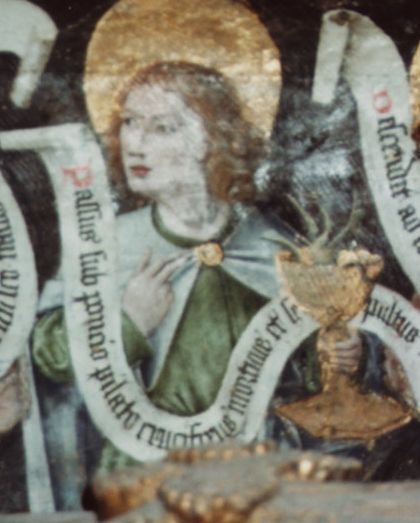 Johannes met kelk, duiveltje en banderol: 'Passus sub pontio pilato crucifixus mortuus en sepultus' (Geleden heeft onder Pontius Pilatus, is gekruisigd, gestorven en begraven).