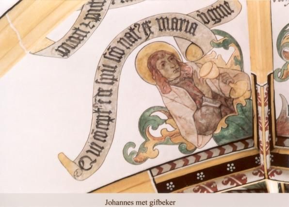 Johannes zonder baard, met kelk en banderol: 'Qui conceptus est de spiritu sancto natus ex maria virgine' (Die ontvangen is van de H. Geest, geboren uit de maagd Maria).