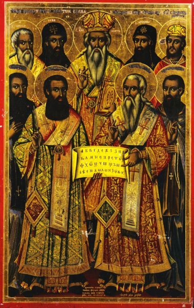 De zeven Slavenapostelen met links boven Erasmus van Ohrid (+ 303; feest 2 juni) en (waarschijnlijk) rechts boven Jovan Vladimir. Min of meer leesbaar zijn de namen : Sabas (2e van li.boven), Konstantinos (= Cyrillus: midden bo.), Angelarius (2e van rechts bo.), Naum (1e van links be.), Kliment (2e van links be.), Methodius (2e van rechts be.) en Gorazd (rechts be.)
