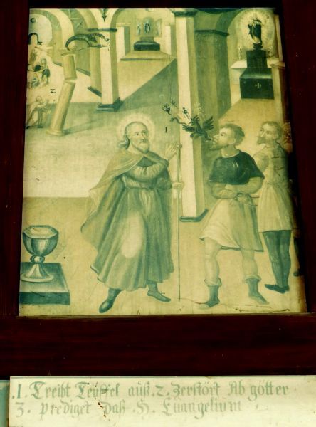 Op de voorgrond drijft Arbogast duivels uit. Op de achtergrond doet hij afgodsbeelden van hun sokkel storten. Hij is omringd door religieuze voorwerpen: op de voorgrond een kelk met hosties (eucharistie); op de achtergrond rechts: Madonnabeeldje; op de achtergrond midden: altaar met retabel.