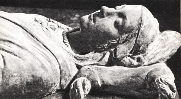Detail van het grafmonument voorr Sint Christina.