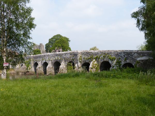 De brug over de Boyne met op de achtergrond de ruïnes van Bective Abbey