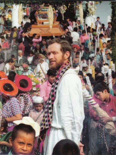 Father Stanley Rother gefotografeerd tijdens een religieuze processie. [Novena 15(2017)]