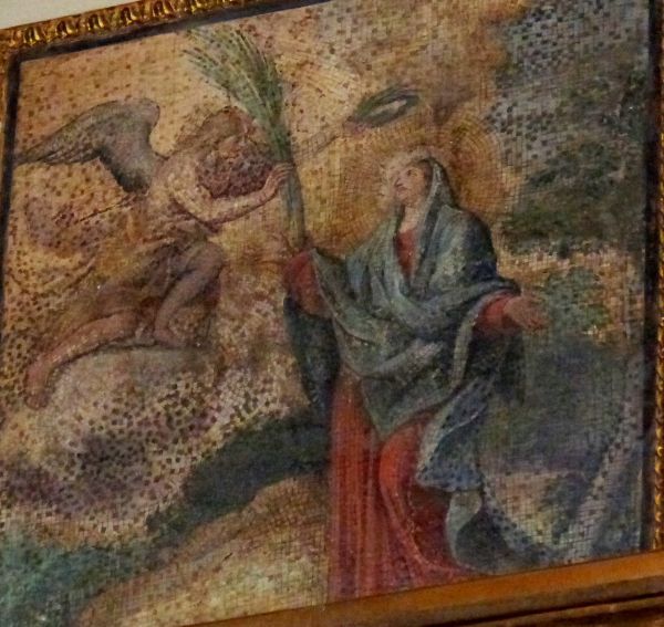 Beatrice door een engel gekroond. 16e(?) eeuw, mozaïek. (in het hoofdaltaar van die kerk zouden relieken van haar worden bewaard)