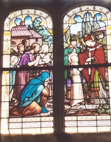 Met Sint Lupus van Troyes op doorreis naar Britannië om er het Pelagianisme te bestrijden ontmoet Germanus Sint Geneviève. Hij geeft haar een kruisje dat zij haar leven lang heeft gedragen.