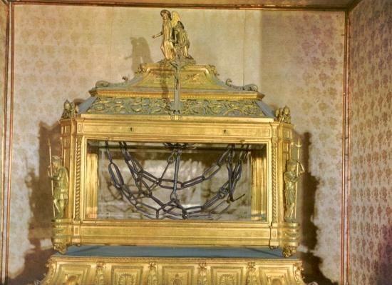 ca 40 (?). Urn met Petrus' boeien.