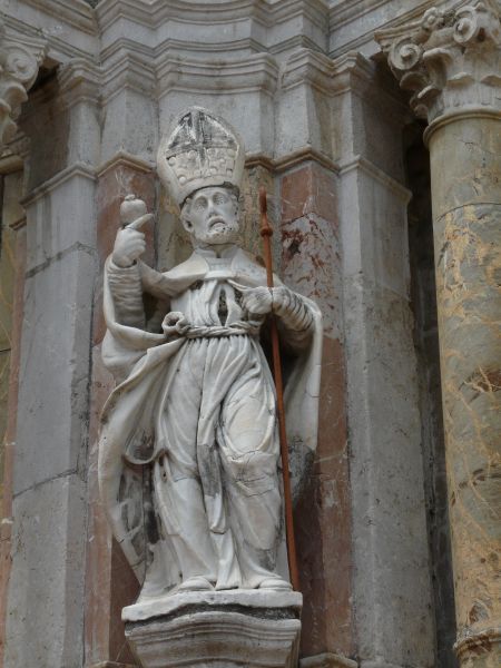 Beeld aan de ingang van de Sint-Pancratiuskerk