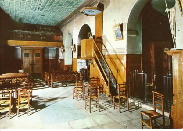 Interieur kerkje. Frankrijk, Ars-sur-Formans.