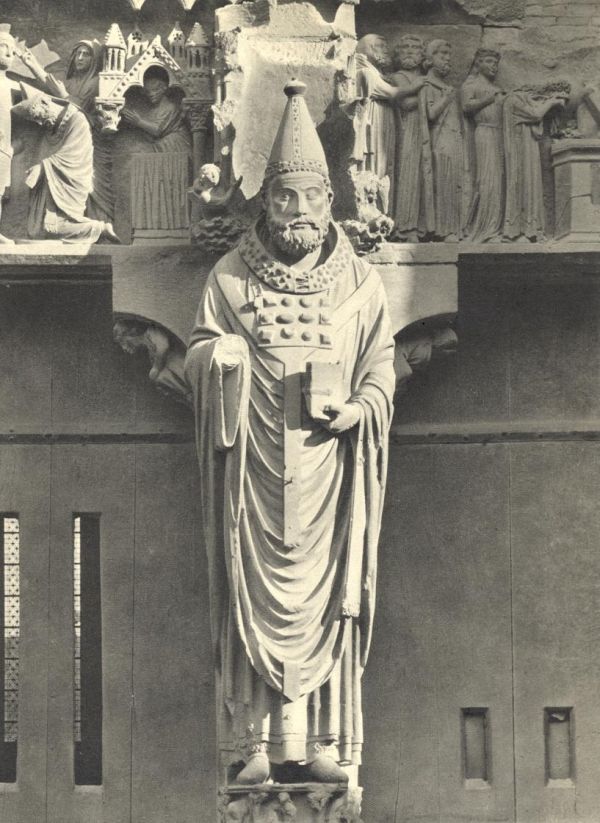 Centraal beeld bij ingang kerk/kathedraal.