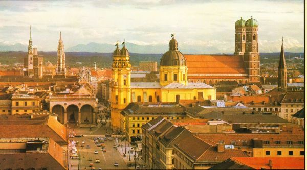 Pater Cajetano stichtte de Theatijnen. In Münhen staat de beroemde Theatinerkirche (barokke kerk op voorgrond met twee torens en koepel).