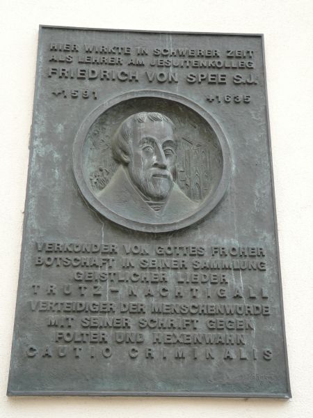 'Hier werkte in moeilijke tijden Friedrich Spee als docent op het college'.