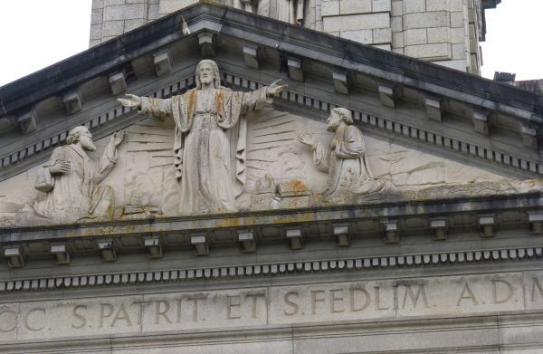 Sint Patrick (links) en Sint Felim (rechts) aanbidden Christus
