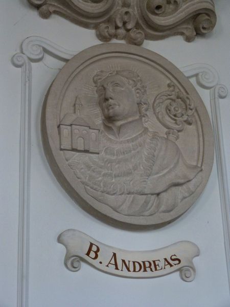 Met staf en kerkmodel.