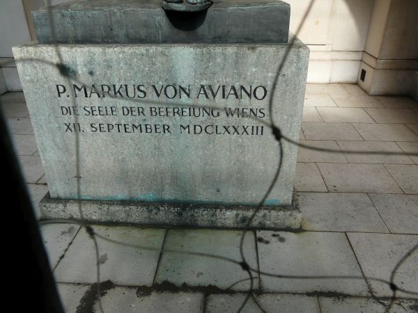 Sokkel van pater Marco's standbeeld: 'P. Marcus van Aviano. De ziel van Wenens bevrijding. 12 september 1683'
