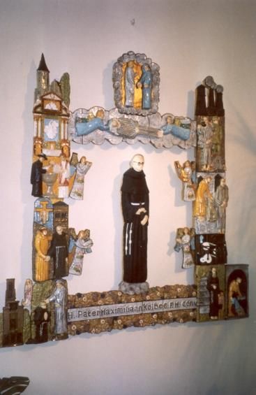 Maximiliaan Kolbe omringd door scenes uit zijn leven.