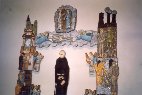 Maximiliaan Kolbe omringd door scenes uit zijn leven.