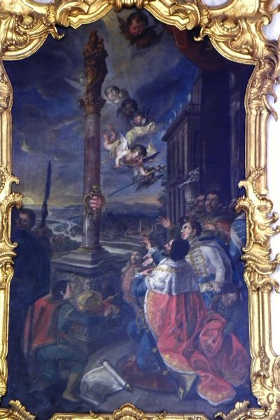 Stefanus knielt voor een Mariabeeld boven op een zuil.