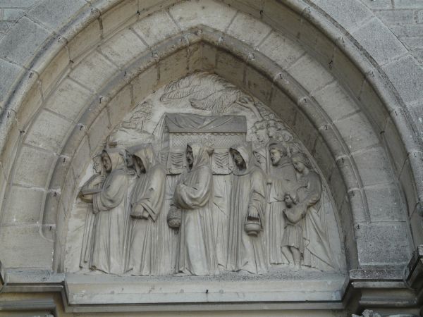 Het gebeente van Sint Filibertus wordt door de monniken overgebracht van Noimoutiers naar Déas, het huidige St-Philibert-le-Grand-Lieu. ça 1870, steensculptuur.