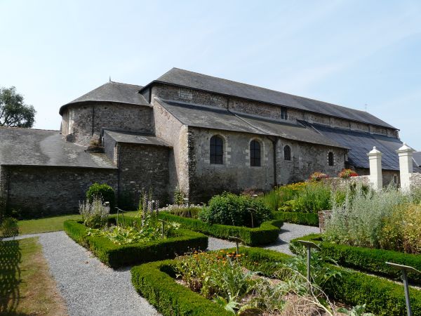 Voormalige Vroeg-Karolingische abdijkerk (exterieur), gebouwd (815-836) nadat de monniken Noirmoutires waren vanwege de invallen der Noormannen.