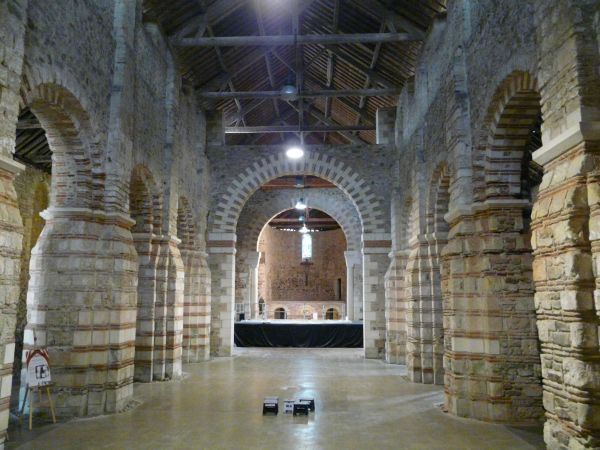 Voormalige Vroeg-Karolingische abdijkerk (interieur), gebouwd (815-836) nadat de monniken Noirmoutires waren vanwege de invallen der Noormannen.