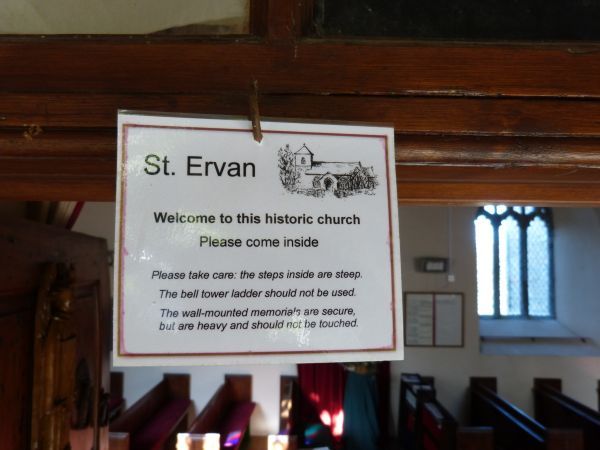 Welkomstkaart bij de ingang van het kerkje van St-Ervan.