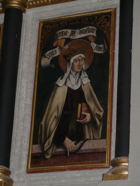 Met kroon, gebedenboek (of bijbel) en rozenkrans.