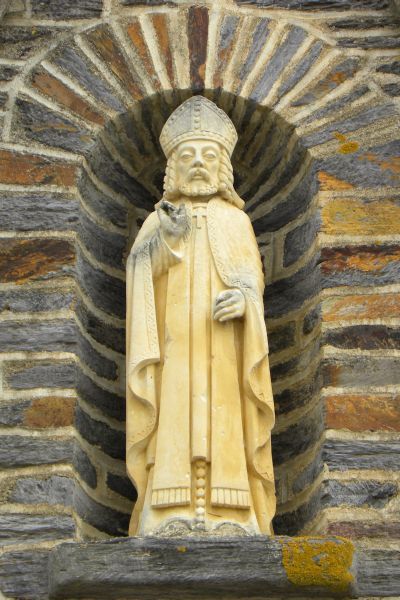 Blijkens de plaatselijke website dankt het Bretonse stadje St-Just zijn naam aan de kind-martelaar Justus van Beauvais (+ 287; feest 18 oktober). Wellicht was men dat vergeten toen met in de nis boven de frontale ingang een heilige bisschop plaatste. Als dat een Sint Just moet zijn, komt het meeste in aanmerking: bisschop Justus van de Bretonse stad Rennes! Ca 1980(?), steensculptuur.