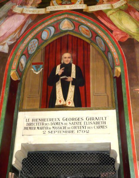 'De gelukzalige Georges (= Sévérin) Girault; leidsman van de vrouwen van Sint-Elisabeth; eerste martelaar tijdens de moordpartij in het Karmelconvent op 2 september 1972'. Op het spreuklint van de engelen staat in het Latijn: "Wie zich vernedert zal verheven worden, maar wie zich verheft zal vernederd worden" (Lukas 18,14).