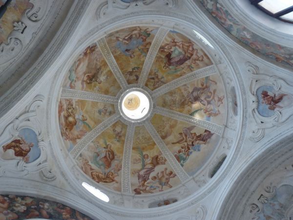 De vier martelaressen van Aquileia, Eufemia, Erasma, Dorothea en Thecla, opgenomen in de hemelse glorie met de martelaarspalm, teken van overwinning. Daarnaast ook Cecilia met boek en muziekinstrumenten, Felicitas van Rome met zeven zonen (23 november 165), Eufemia van Chalcedon(?) of toch Catharina van Alexandrië (met rad),en Antonius van Padua, patroon van de kerk.