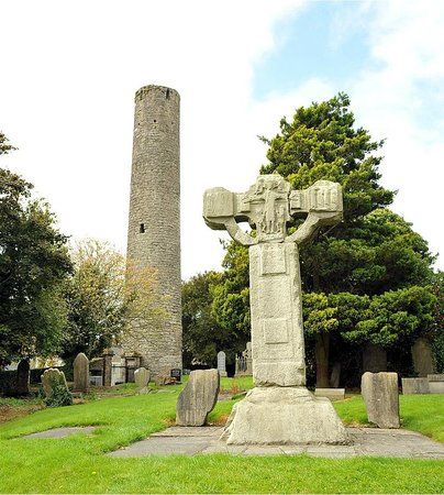Kloosterruïne Kells, Ierland met toren en kruis uit de 9e(?) eeuw.
