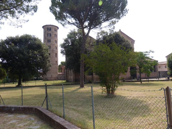 Exterieur van de door Ursicinus gestichte kerk Sant'Apollinare in Classe.