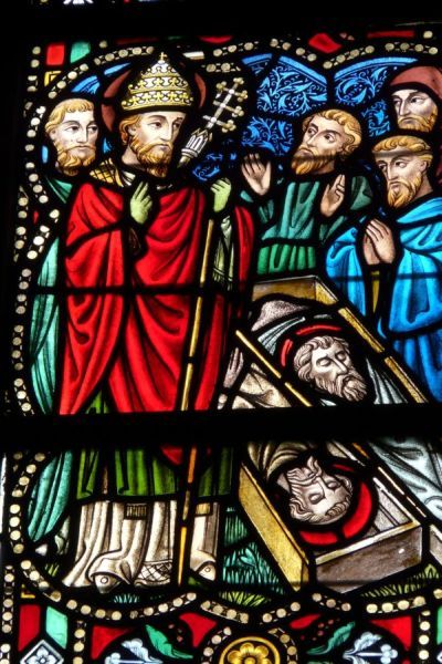 ± 1900, glasschilderkunst Paus Cornelius zet eervol het gebeente van Petrus en Paulus bij.