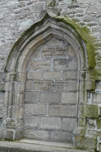 Voormalige poort van het St-Ninianklooster in Roscoff, Bretagne, Frankrijk.