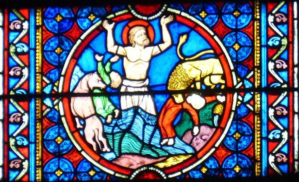 Eustachius ziet midden in de Nijl hoe zijn ene zoontje door een leeuw en zijn andere zoontje door een wolf wordt weggeroofd. 13e/19e eeuw, glasschilderkunst.