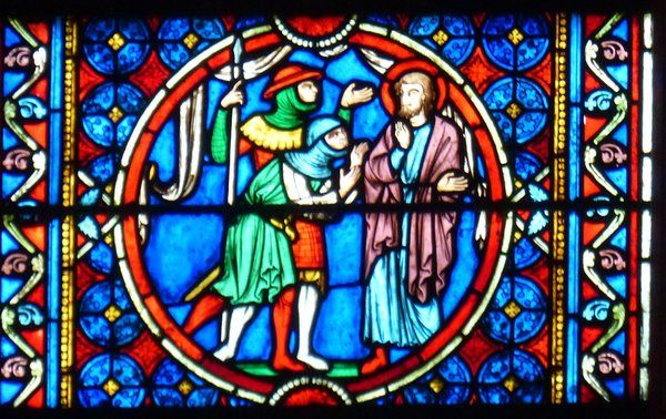 De ambtenaren hebben Eustachius herkend en brengen hem het verzoek van de keizer over. 13e/19e eeuw, glasschilderkunst.