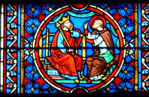 Eustachius bij de keizer; hij geeft adviezen. 13e/19e eeuw, glasschilderkunst.