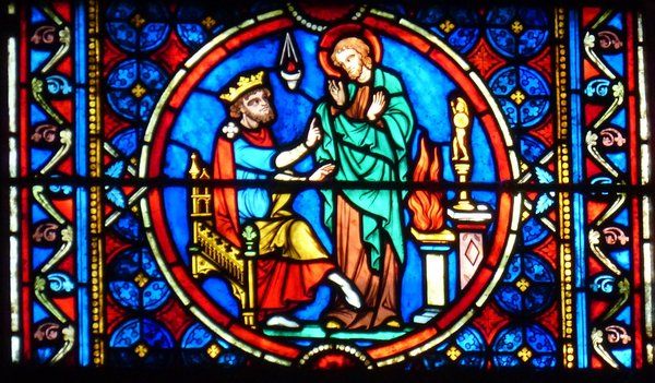 Eustachius weigert voor het oog van de keizer de Romeinse afgod(en) te vereren. 13e/19e eeuw, glasschilderkunst.