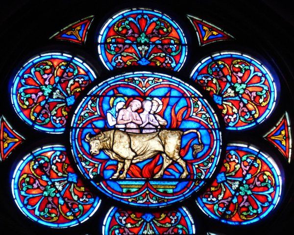 Eustachius wordt met zijn gezin ter dood gebracht in een goeiende metalen stier. 13e/19e eeuw, glasschilderkunst.