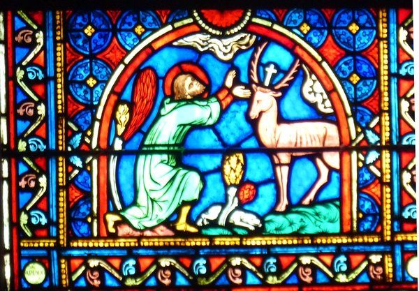 Plotseling keert het hert zich om. Met een kruis in het gewei spreekt het Eustachius toe. Let op de beweging in de hemel. 13e/19e eeuw, glasschilderkunst.