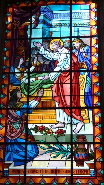 Sint Matteus wekt Ifigeneia, de dochter van de koning van Ethiopië op uit de dood'. Volgens de legende was het niet een dochter van de koning, maar een zoon. Ifigeneia is wel degene die Matteus straks de maagdenwijding zal toedienen.