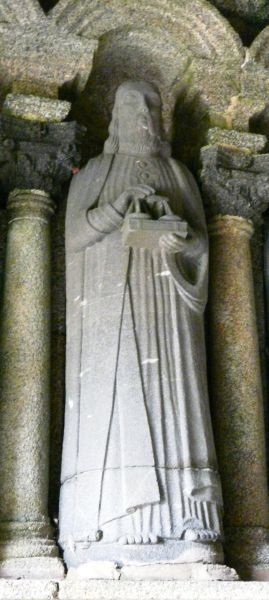 Met weegschaal. ± 1500, granieten sculptuur. Frankrijk, Bretagne, Finistère, Goulven, Egl. St-Goulven, portaal.