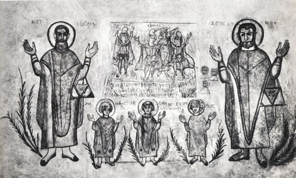 Links: Cosmas; rechts: Damianus. Aan hun voeten tussen hen in: hun broers Anthimus, Leontius en Euprepius. Allen staande tussen palmtakken (overwinningssymbolen: de goede strijd gestreden: standvastig gebleven tot de dood, net als Jezus zelf) met geheven handen in de gebedshouding. Op de achtergrond De drie Jongelingen in de Vuuroven (Daniël 03). Wandschildering afkomstig uit Wadi Sarga, Egypte.