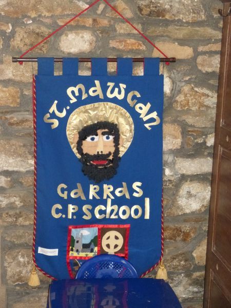 De schoolkinderen van Mawgan hebben zo hun eigen idee van hun patroonheilige...