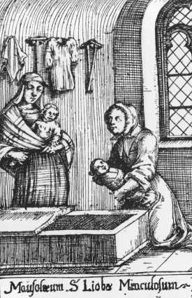 Moeders leggen hun kinderen in Lioba's lege sarkofaag in de crypte van de Petersberg. Tegen de achterwand zogeheten 'ex-voto's', geschenken door pelgrims uit dankbaarheid voor hun genezing achtergelaten; we onderscheiden krukken, een hemd en een doek. Uit Kaspar Lieblers' Lioba-Büchlein, 1683. In: Josef Leinweber 'St. Lioba...' p:27.
