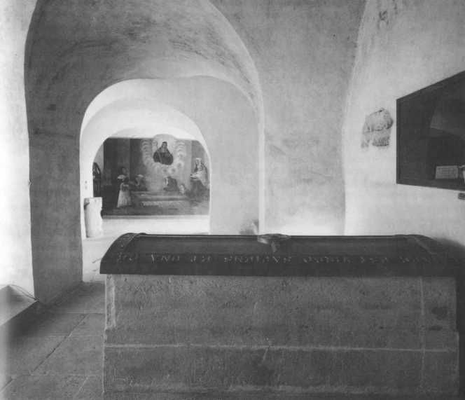 Crypte onder de St-Peterskerk op de St-Petersberg. Op de voorgrond Lioba's lege sarkofaag. Tegen de achterwand een muurschildering van zusters rond Lioba's lege graf, terwijl zijzelf erboven is afgebeeld in een wolk. In: Josef Leinweber 'St. Lioba...' p:31.