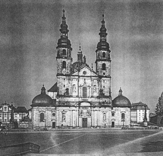 Domkerk te Fulda; in de crypte bevinden zich de graven van Bonifatius (en enkelen van de gezellen die in 754 met hem de marteldood stierven te Dokkum), Sturmius (de eerste abt), Lioba en nog een aantal anderen.