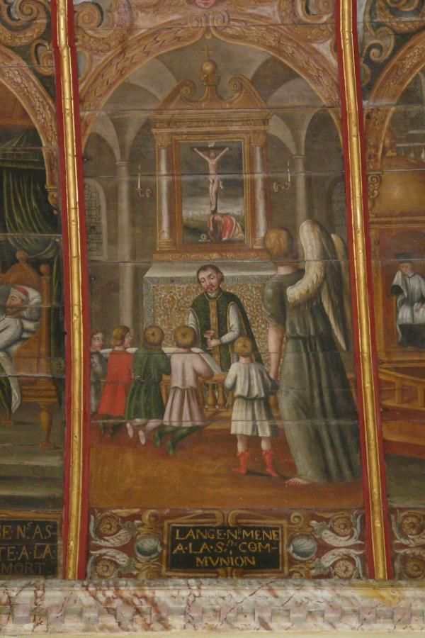 'L'ange ns [nous] mène à la ste [sainte] communion' (de engel brengt ons tot de heilige communie). De priester is al bezig aan jongetjes die eerbiedig geknield zitten aan de communiebank, de hostie uit te delen. Op de voorgrond word ik door de engel daar naartoe geleid. Op de achtergrond boven het altaar een schilderij van Maria Magdalena onder het kruis. Zij laat zien hoe veel je van Jezus kunt houden.