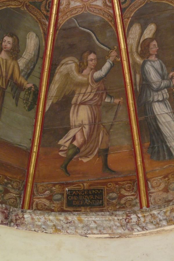 'L 'ange envoyé pour nous défendre' (engel uitgezonden om ons te verdedigen). We zien een engel met in de linkerhand een dolk en in de rechter een zigzagzwaard. Dat alles om het kwaad te bestrijden en ons te beschermen.
